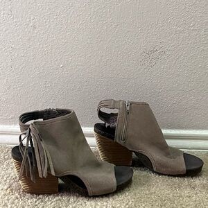 Free Spirit Fringed Tan Suede Chunky Heeled Sandals size 9